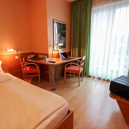 An Der Persiluhr Stadt-gut-hotel ホテル リューネン